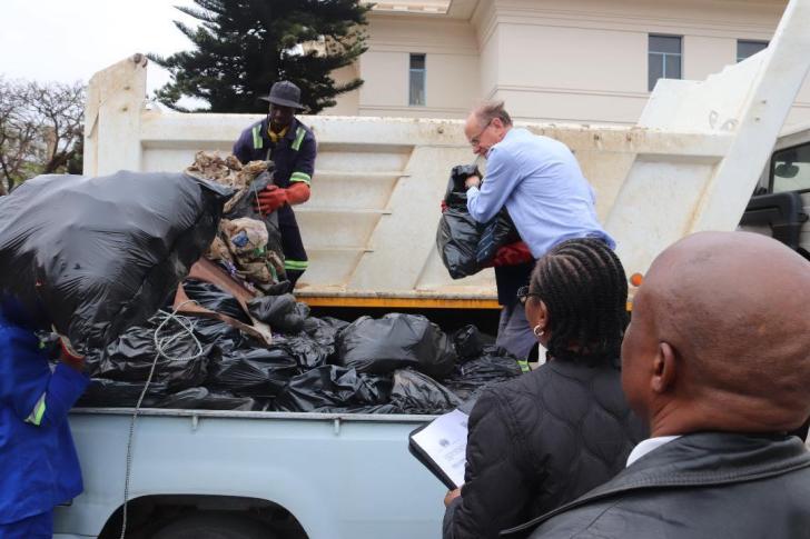 REGARDER : Le maire David Coltart prend les devants dans la transformation de Bulawayo avec le « grand nettoyage de printemps »